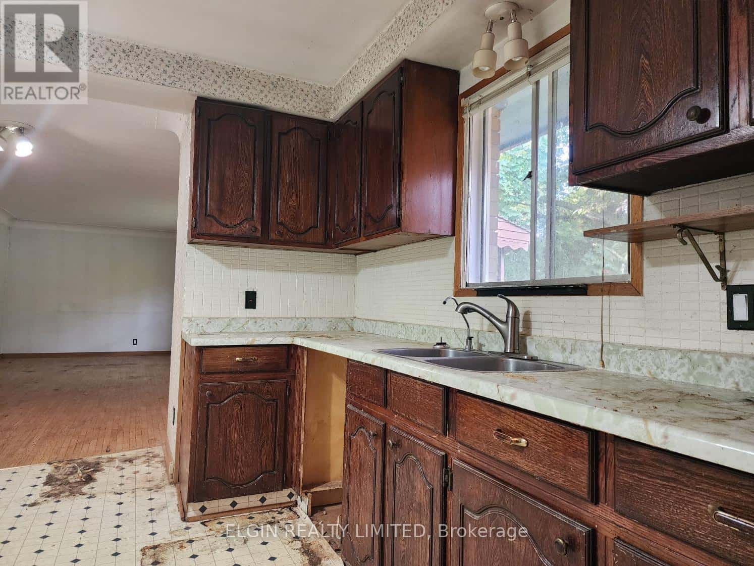 10 VINEDEN DRIVE — Central Elgin (Lynhurst), Ontario - Photo 2 of 25