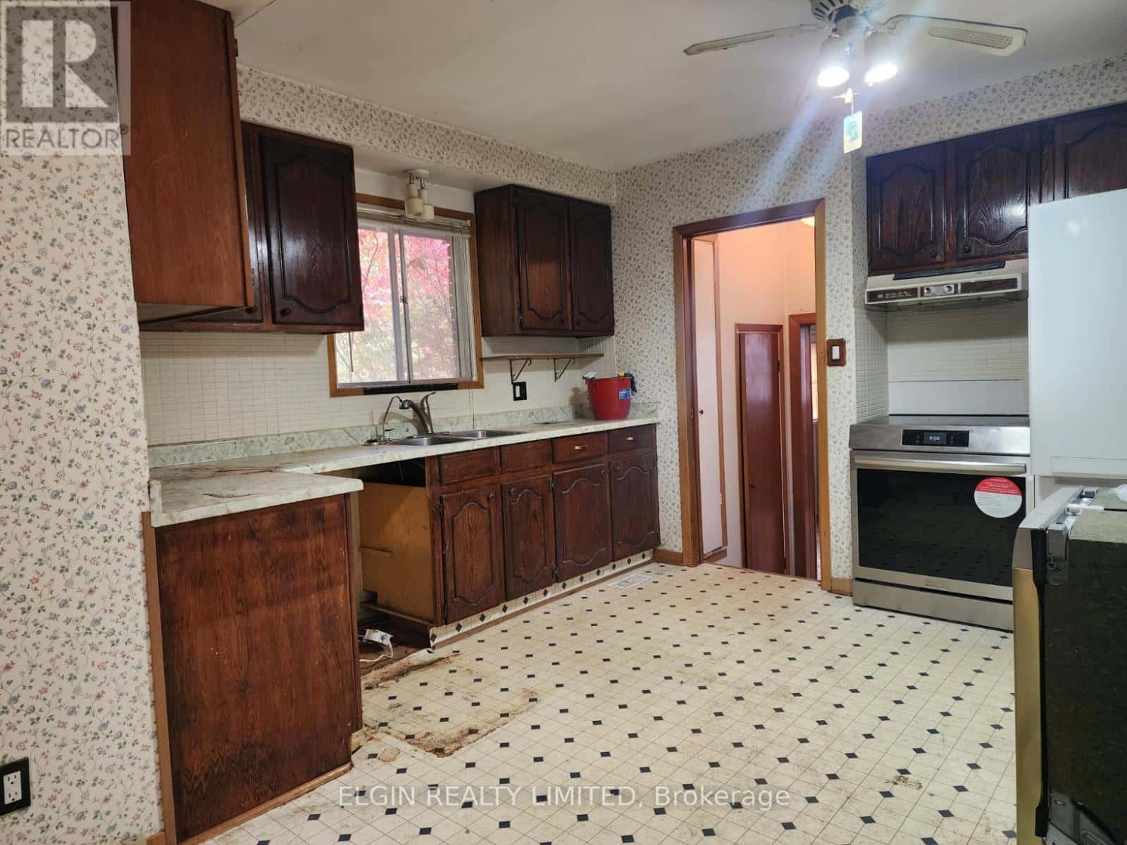 10 VINEDEN DRIVE — Central Elgin (Lynhurst), Ontario - Photo 3 of 25