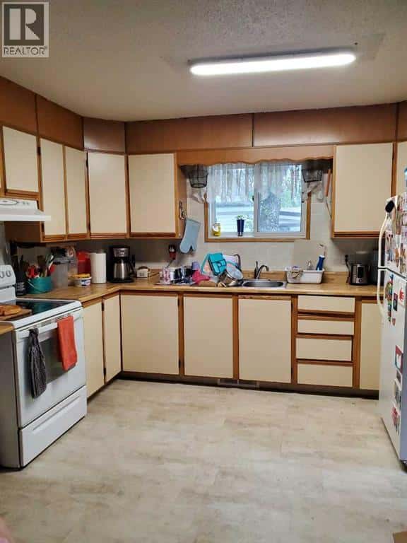 5136 46 Street — Provost, Alberta - Photo 3 of 21