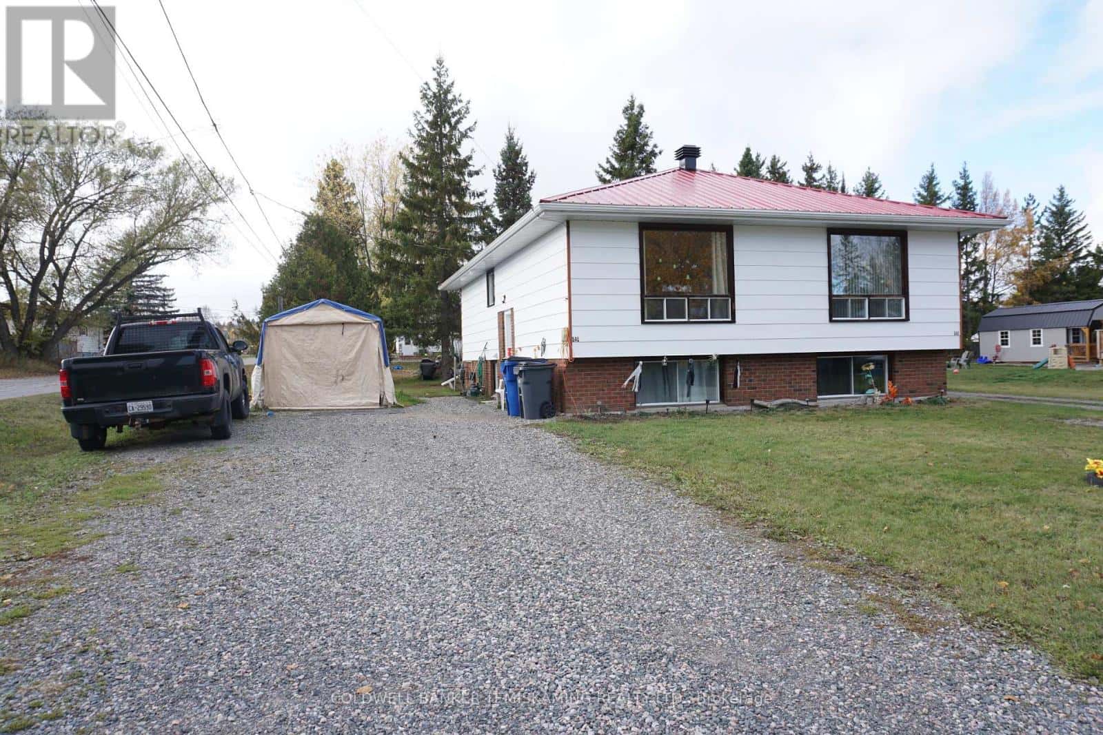 141-143 STATION STREET — Temiskaming Shores (Haileybury), Ontario - Photo 2 of 28