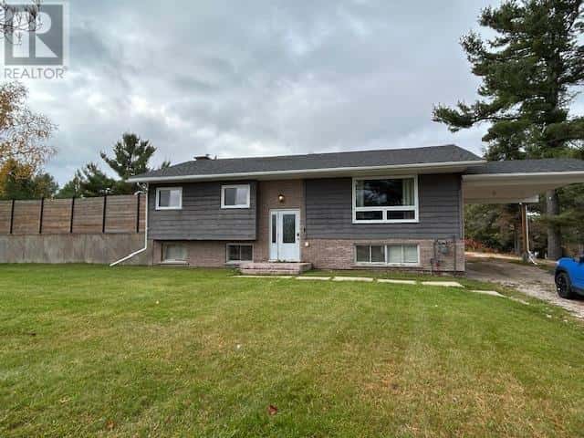 265 Woodward AVE — Blind River, Ontario - Photo 2 of 41