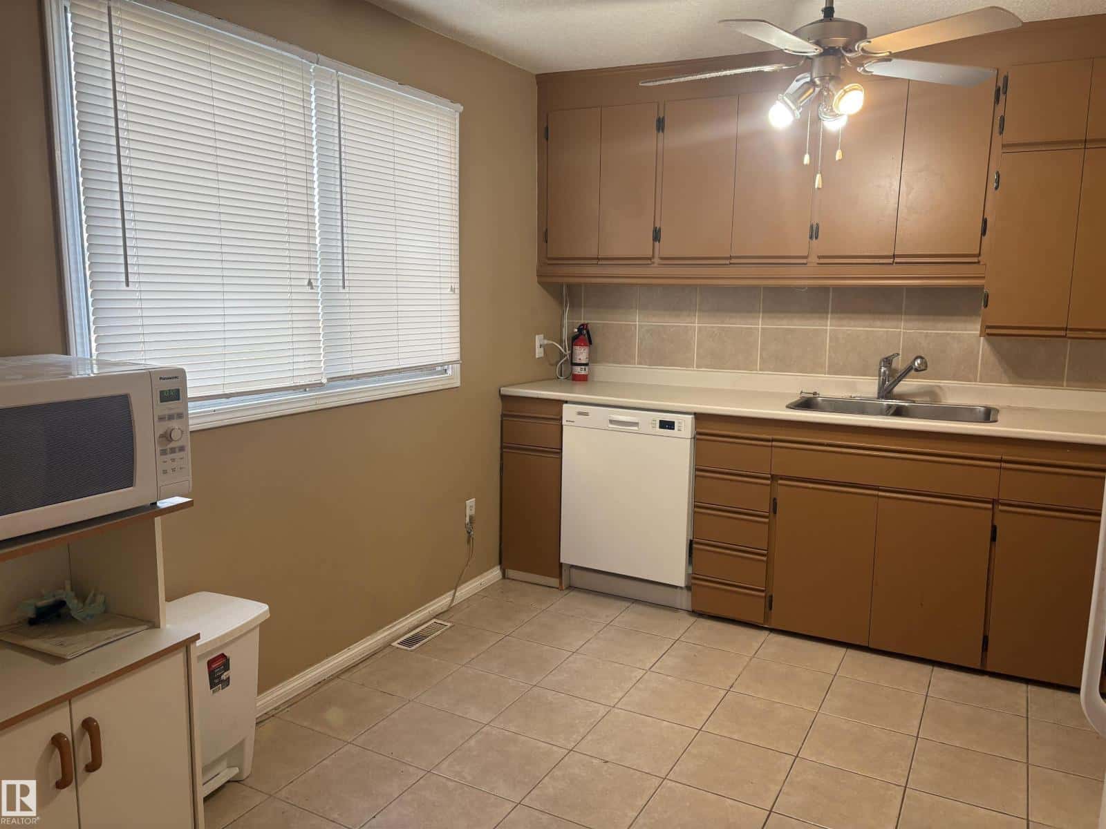 4707 47 AV — Redwater, Alberta - Photo 3 of 43