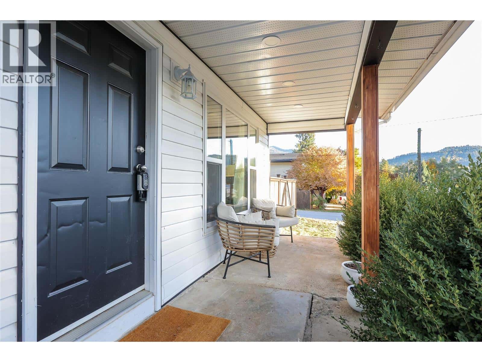 24 Kootenay Avenue N — Fruitvale, British Columbia - Photo 4 of 47