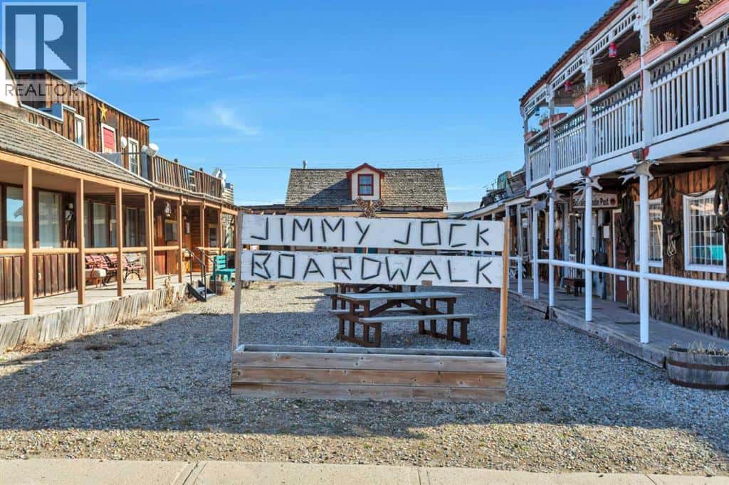 48 Main Street E — Big Valley, Alberta - Photo 2 of 46