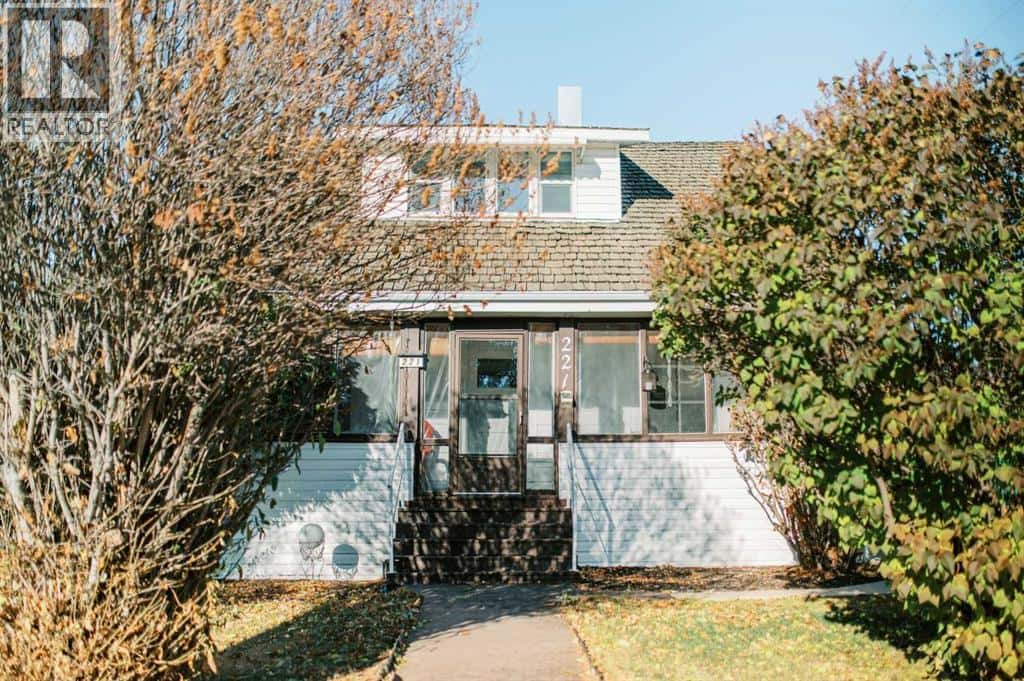 221 4th Avenue S — Big Valley, Alberta - Photo 3 of 44