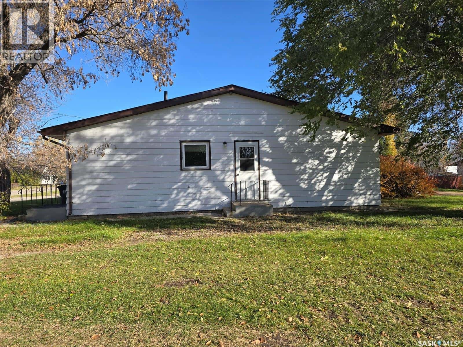 413 - 415 Calgary STREET — Broadview, Saskatchewan - Photo 4 of 30