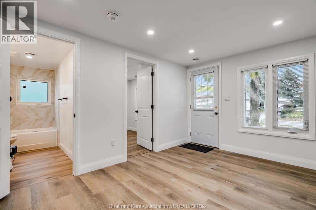 503 Emily STREET — Wallaceburg, Ontario - Photo 3 of 23