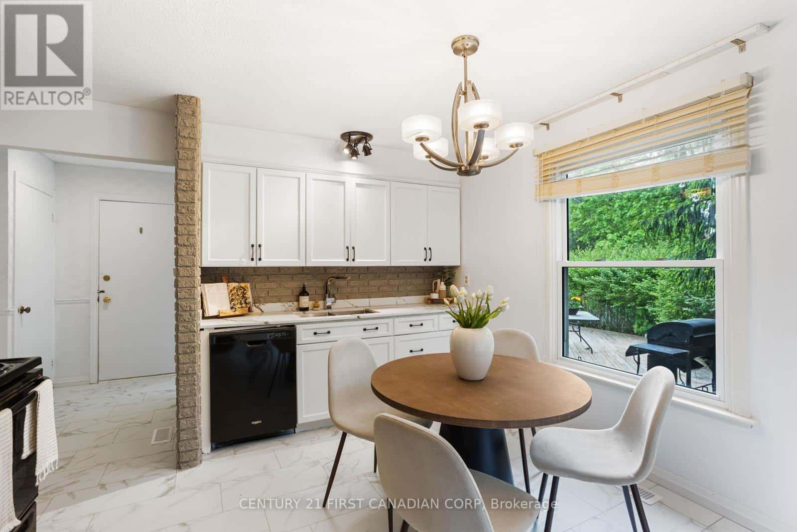 24 BARTLETT CRESCENT — London South (South M), Ontario - Photo 3 of 46