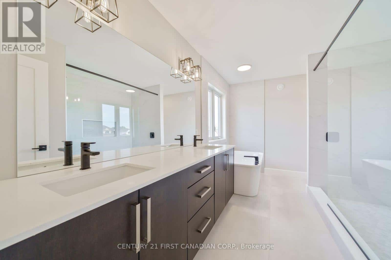 105 SHELDABREN STREET — North Middlesex, Ontario - Photo 2 of 28