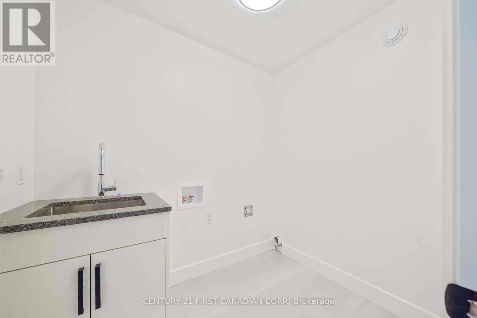 105 SHELDABREN STREET — North Middlesex, Ontario - Photo 4 of 28