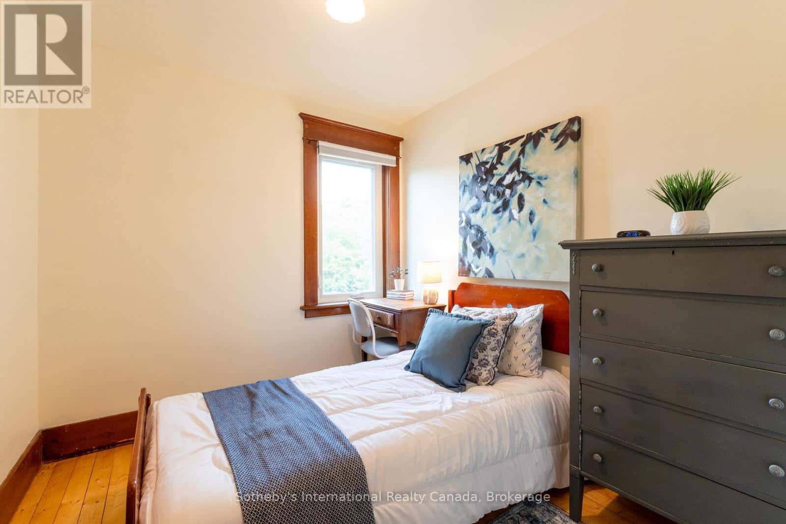 12 Elizabeth Street West