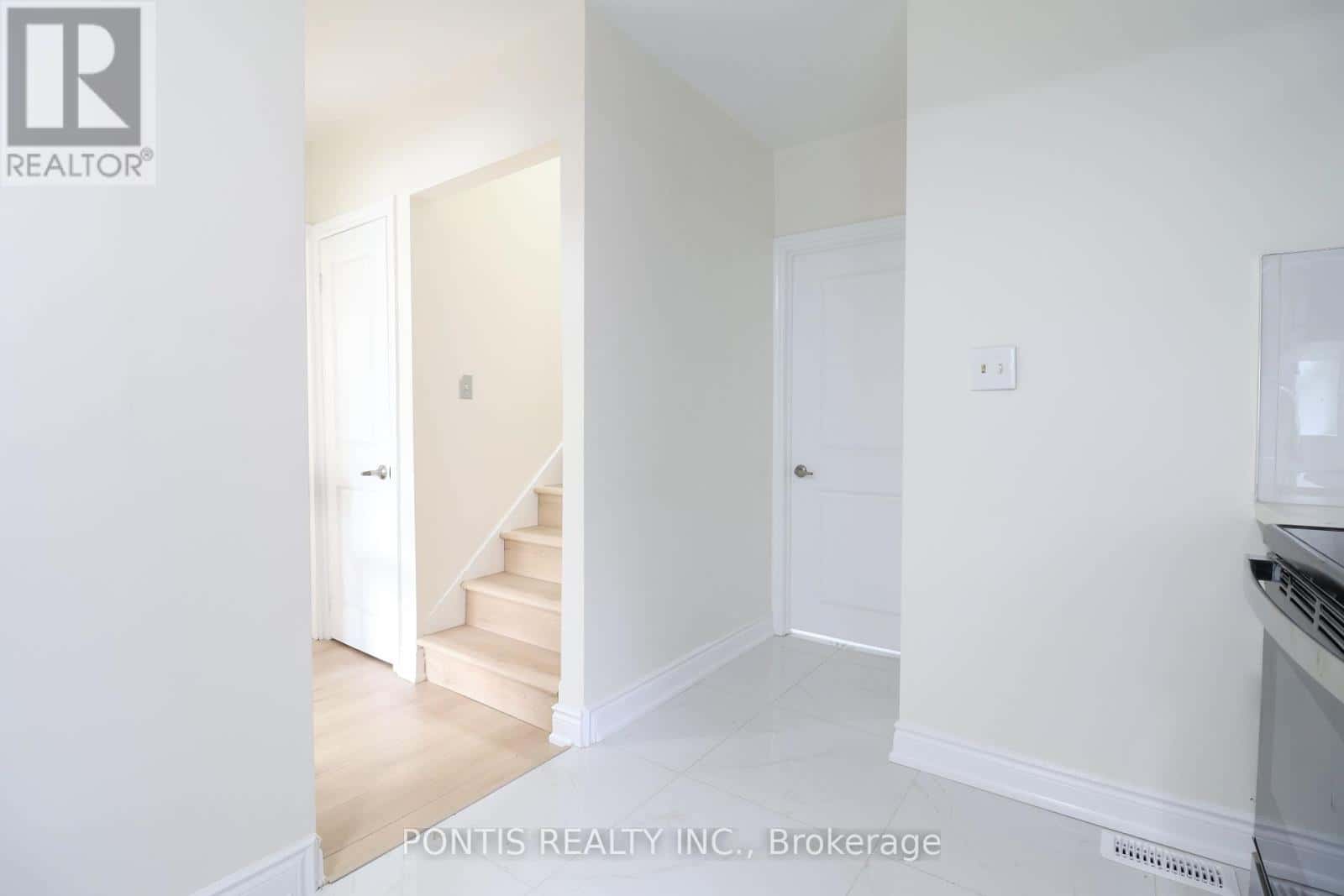 207 BOWMAN STREET — Hamilton (Ainslie Wood), Ontario - Photo 2 of 31