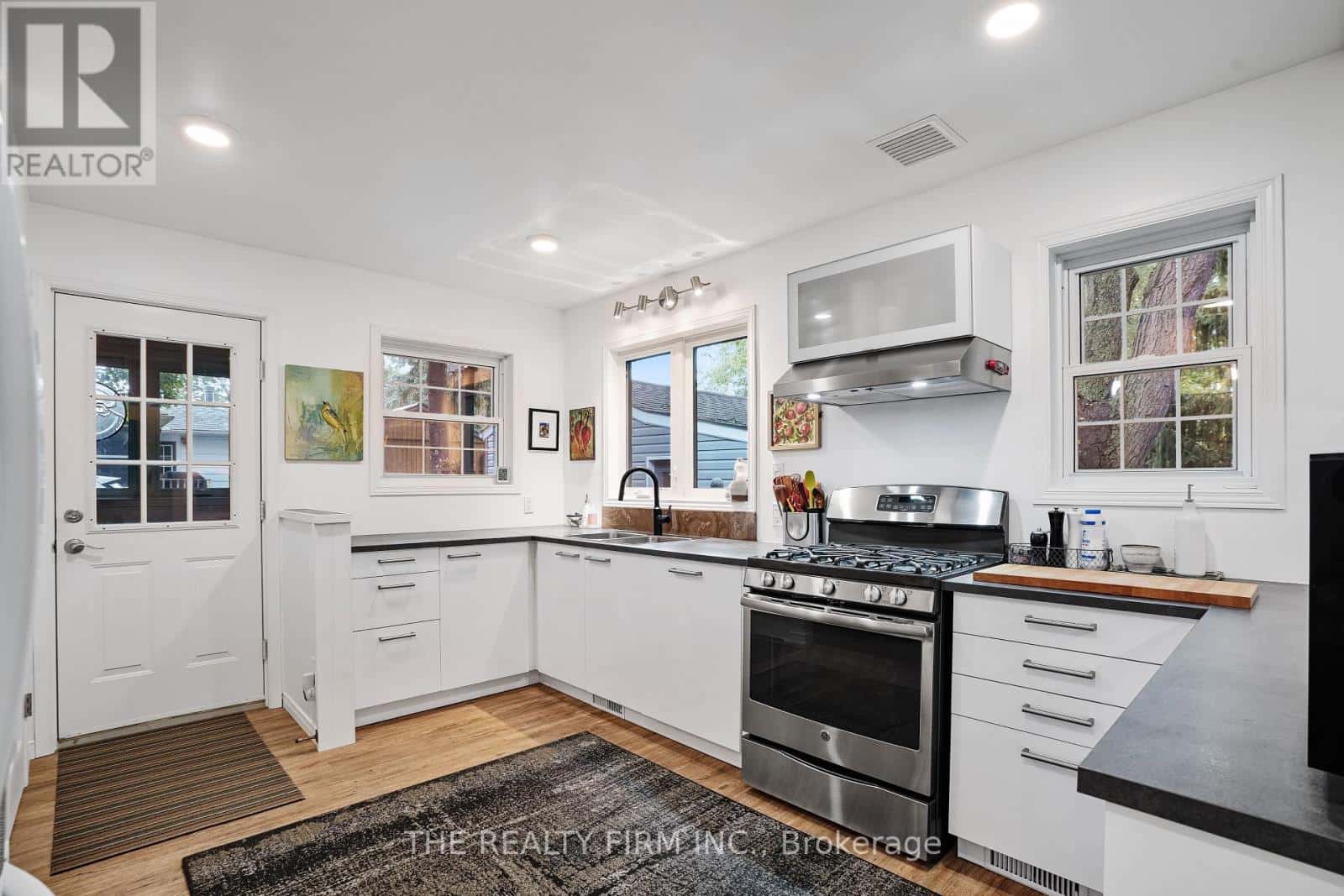 901 WILLOW DRIVE — London South (South Y), Ontario - Photo 2 of 48