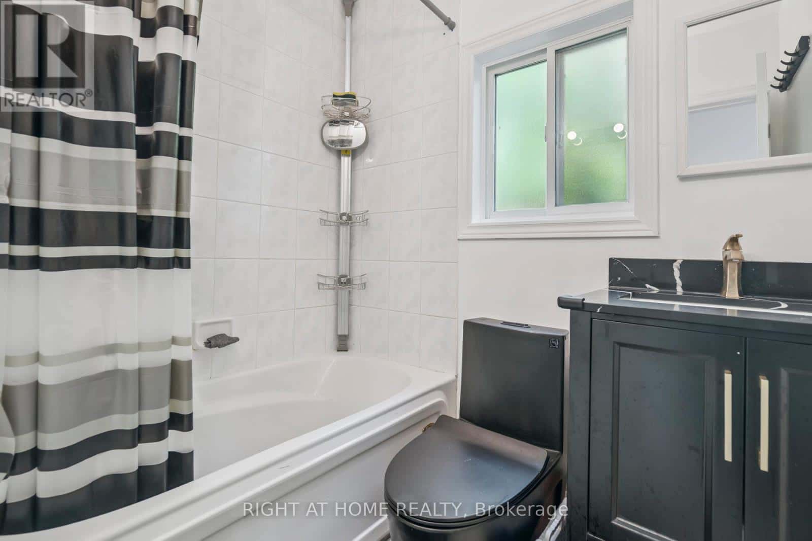 2343 MOUNTAINSIDE DRIVE — Burlington (Mountainside), Ontario - Photo 2 of 46