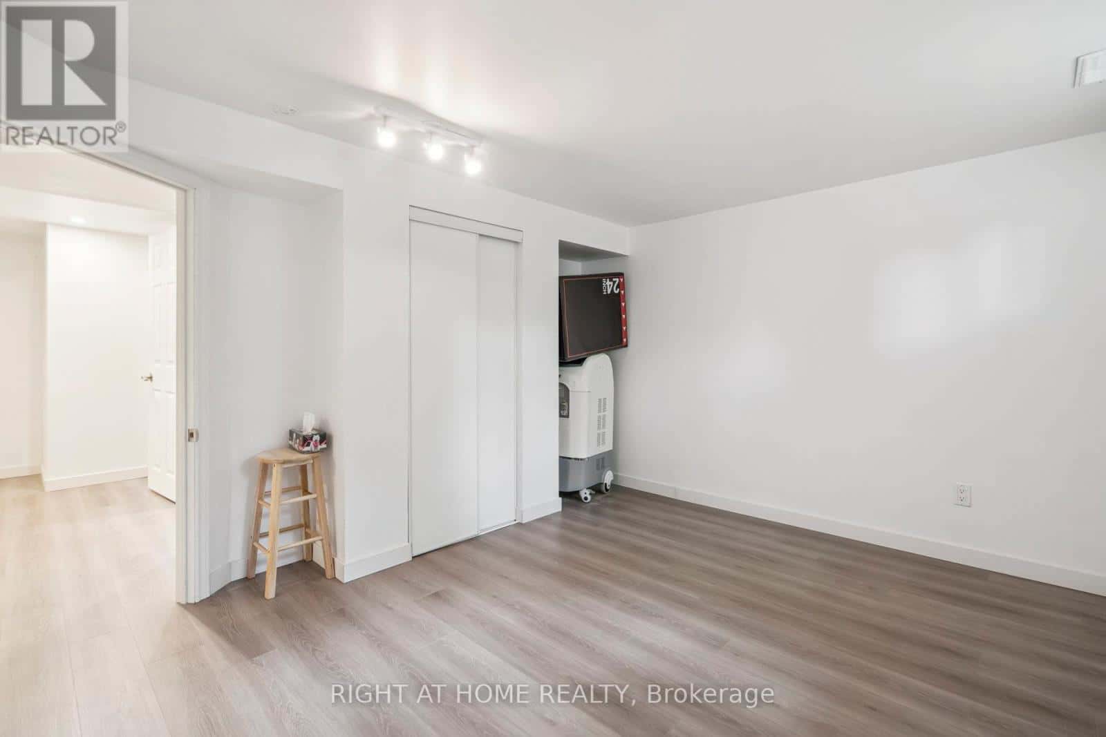 2343 MOUNTAINSIDE DRIVE — Burlington (Mountainside), Ontario - Photo 4 of 46