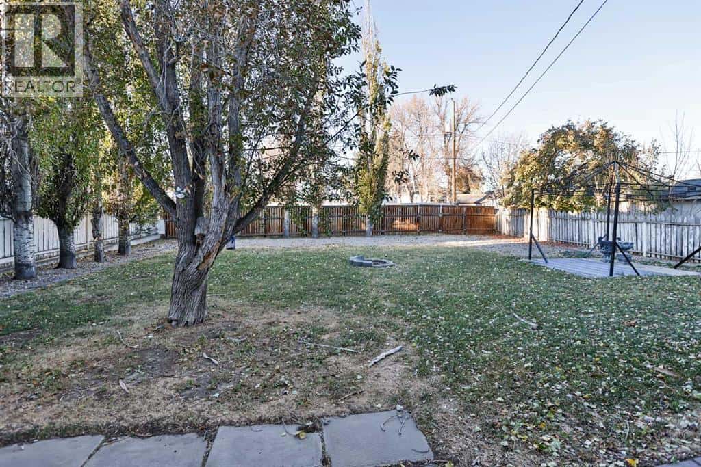 421 52 Avenue — Coalhurst, Alberta - Photo 3 of 21