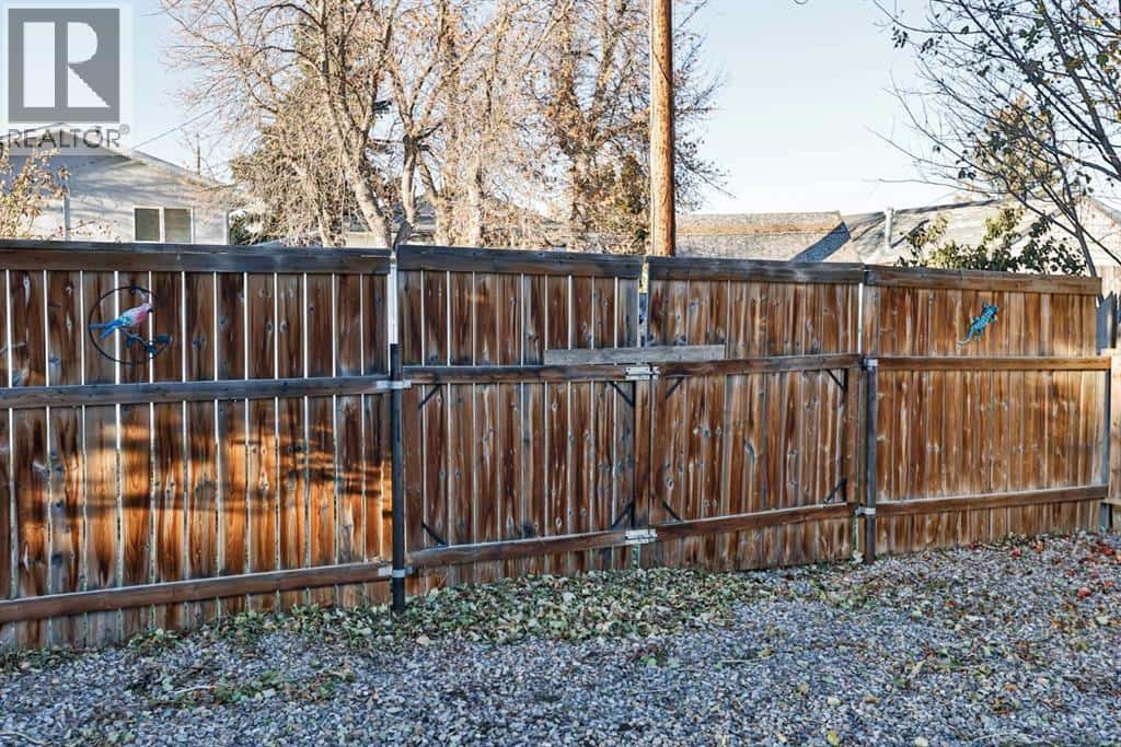 421 52 Avenue — Coalhurst, Alberta - Photo 4 of 21