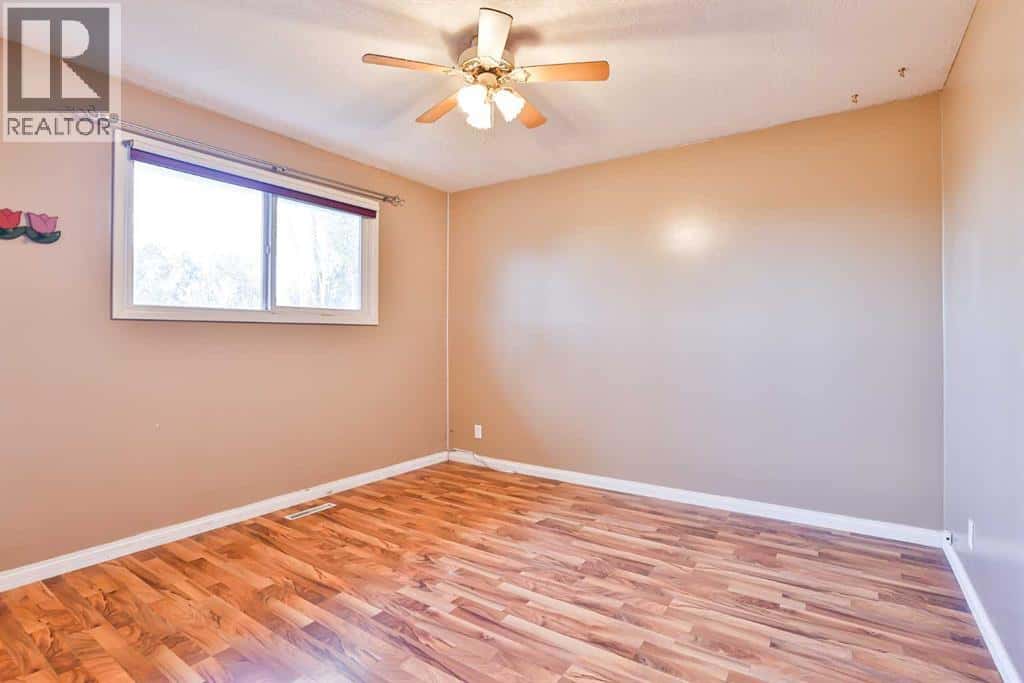 421 52 Avenue — Coalhurst, Alberta - Photo 5 of 21