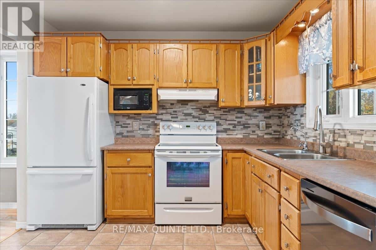 1625 THRASHER ROAD — Tyendinaga (Tyendinaga Township), Ontario - Photo 4 of 32