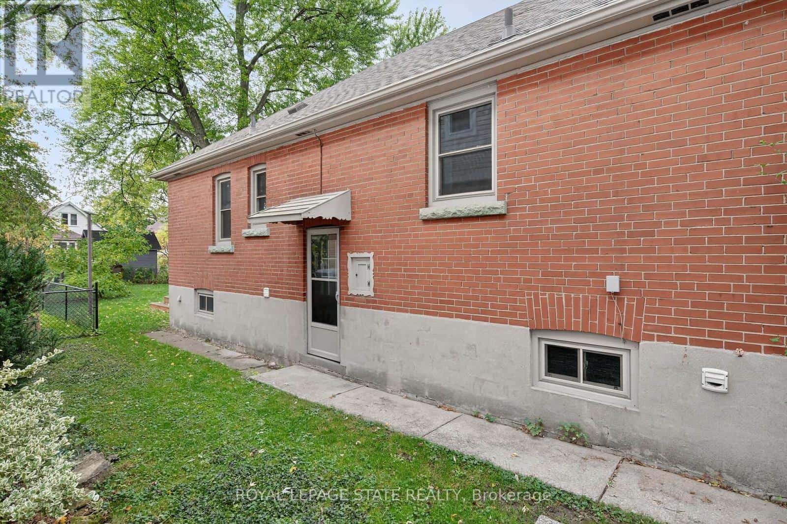 76 WYCLIFFE AVENUE — Hamilton (Centremount), Ontario - Photo 2 of 37