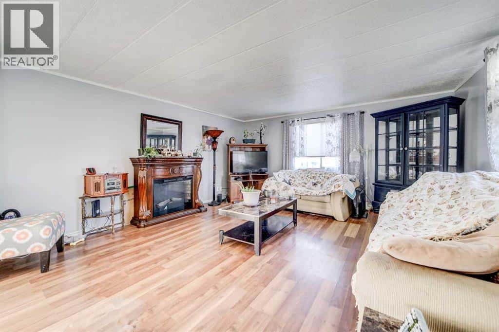 112 11 Street — Fort Macleod, Alberta - Photo 4 of 30