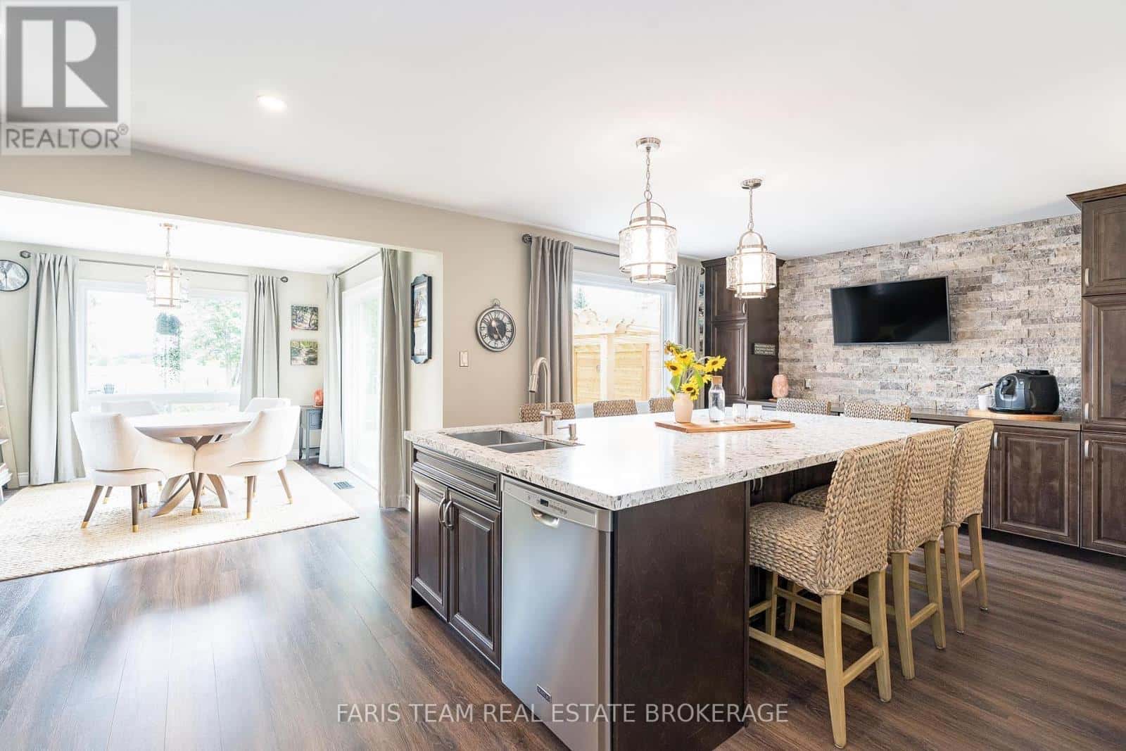 2032 CHANTLER STREET — Innisfil (Stroud), Ontario - Photo 2 of 47