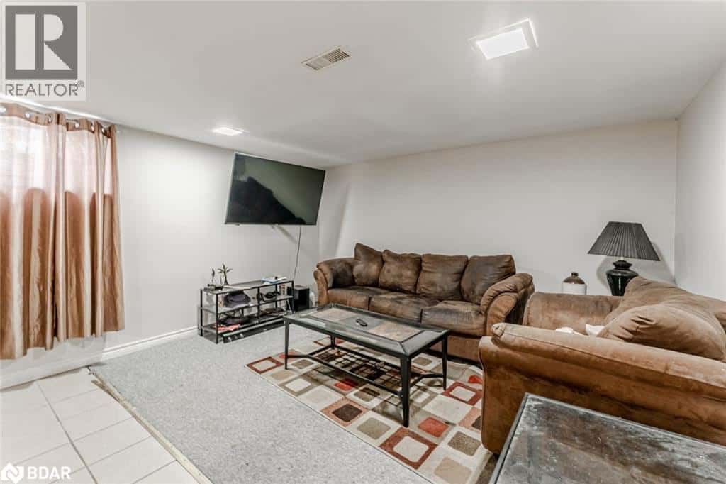 34/36 CENTRE STREET — Angus, Ontario - Photo 5 of 19