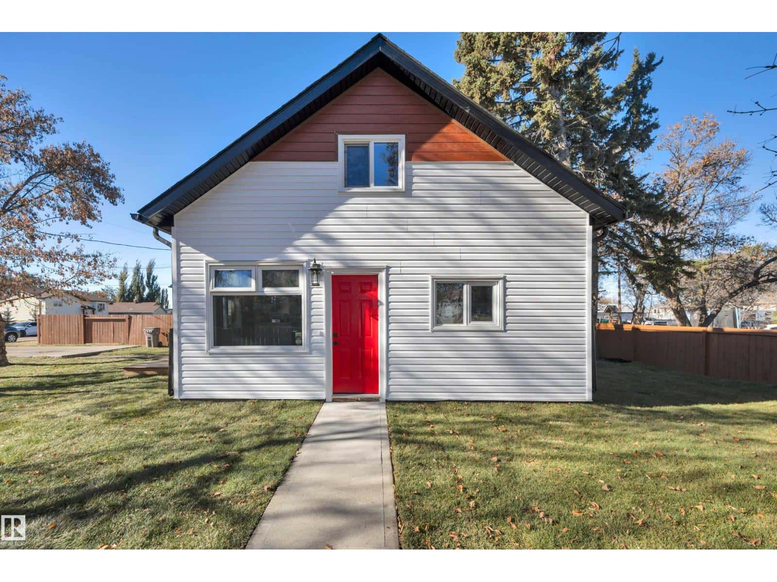 5004 45th AV — Calmar, Alberta - Photo 2 of 50