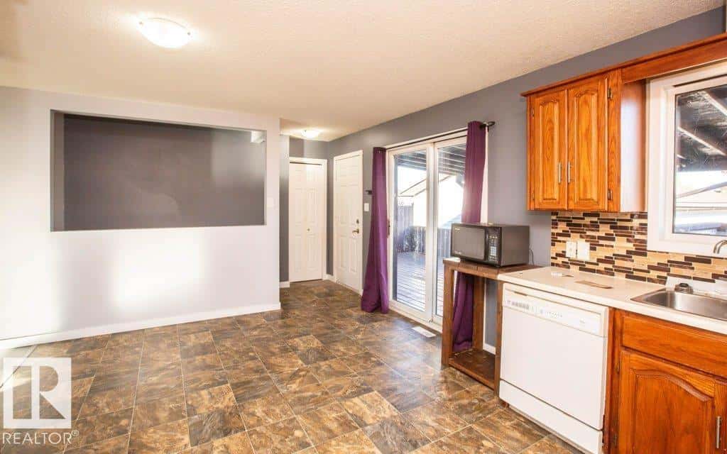 11040 104 ST — Westlock, Alberta - Photo 4 of 71