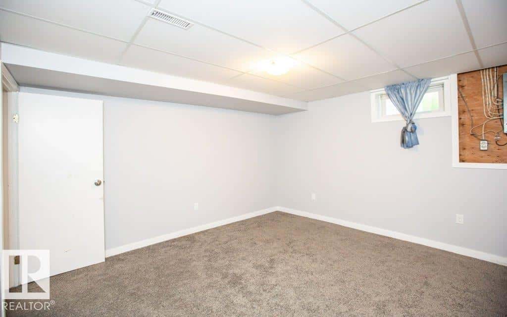 11040 104 ST — Westlock, Alberta - Photo 3 of 71