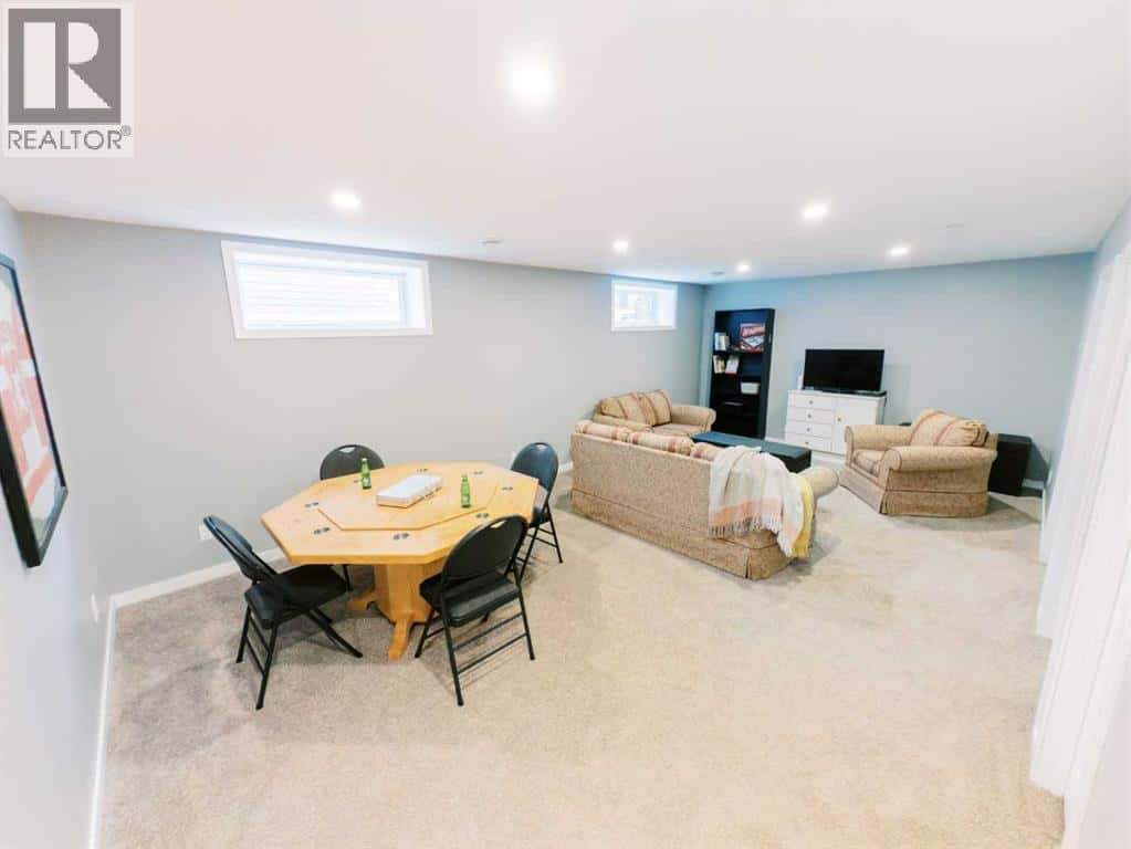 5013 57 Street — Stettler, Alberta - Photo 2 of 38