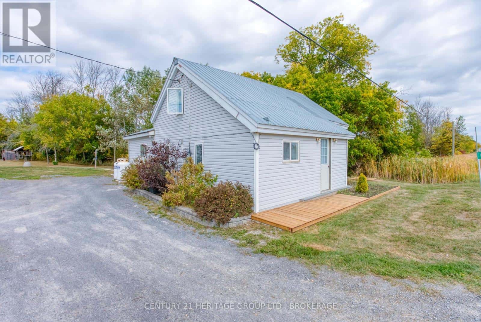 6913 COUNTY 2 ROAD — Loyalist (Lennox and Addington - South), Ontario - Photo 2 of 50