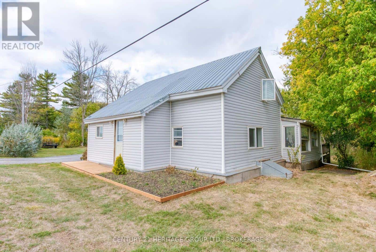 6913 COUNTY 2 ROAD — Loyalist (Lennox and Addington - South), Ontario - Photo 3 of 50