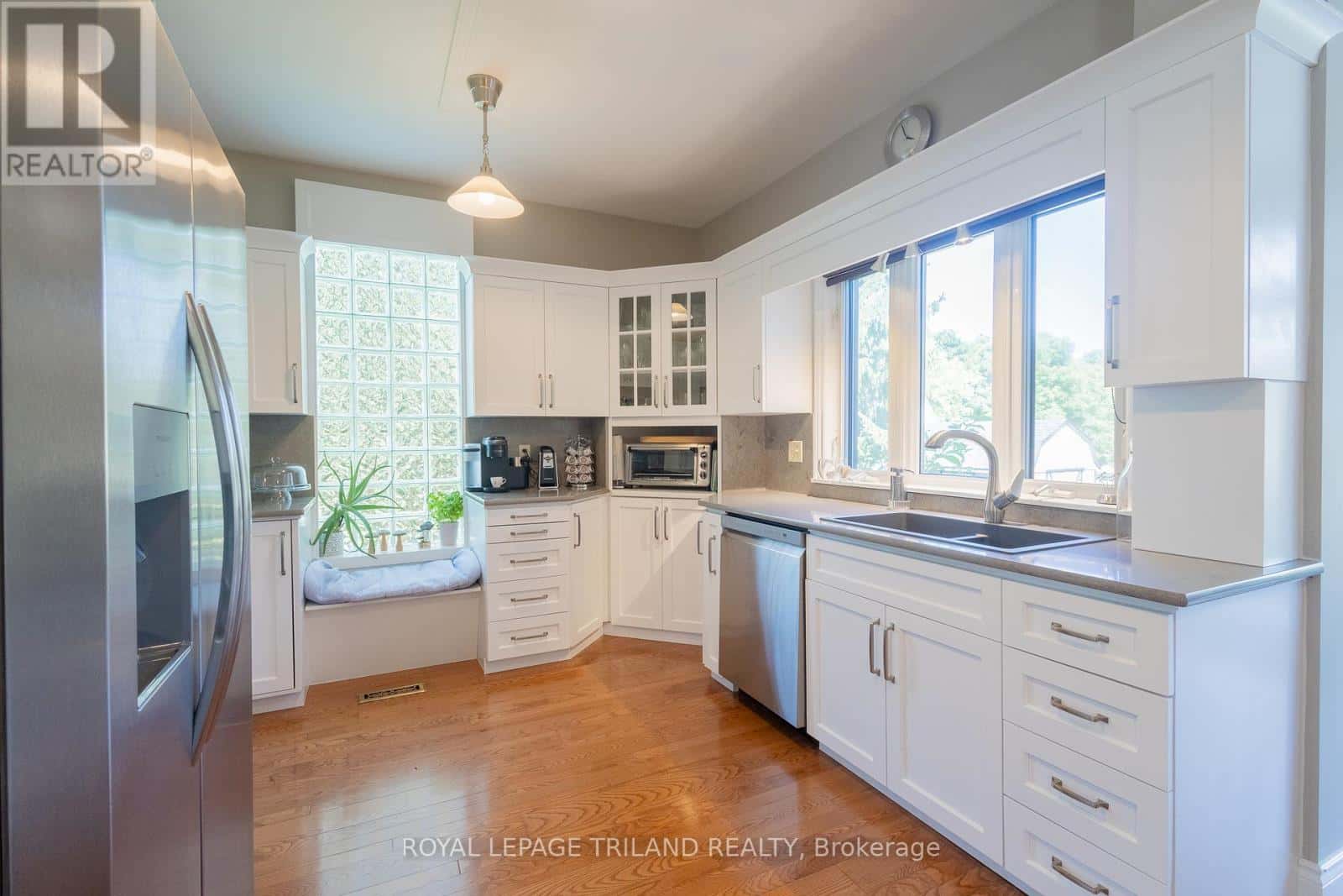 264 GEORGE STREET — North Middlesex (Parkhill), Ontario - Photo 4 of 50