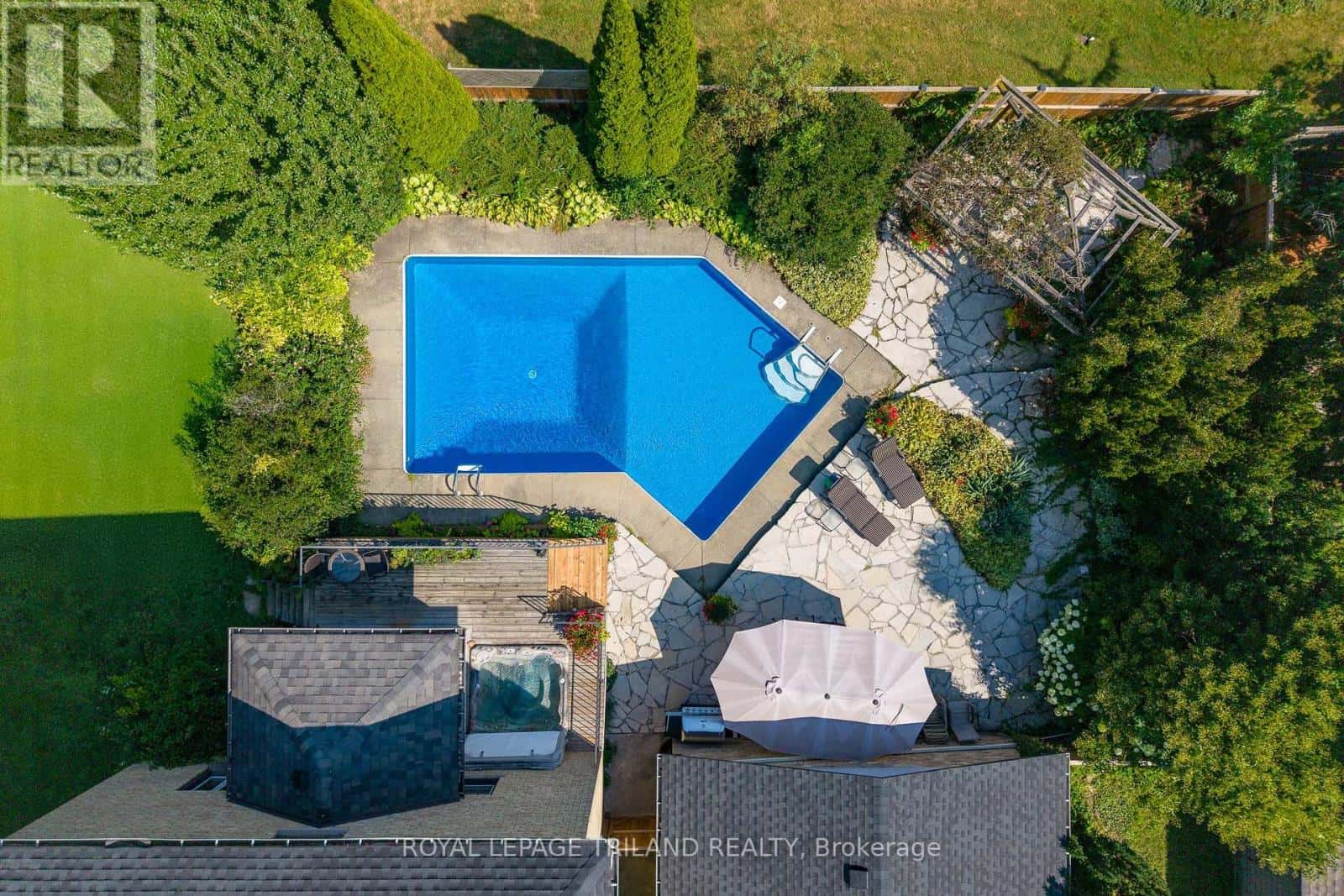 264 GEORGE STREET — North Middlesex (Parkhill), Ontario - Photo 3 of 50