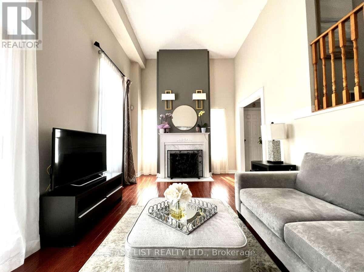 74 - 95 WELDRICK ROAD E — Richmond Hill (Observatory), Ontario - Photo 2 of 32