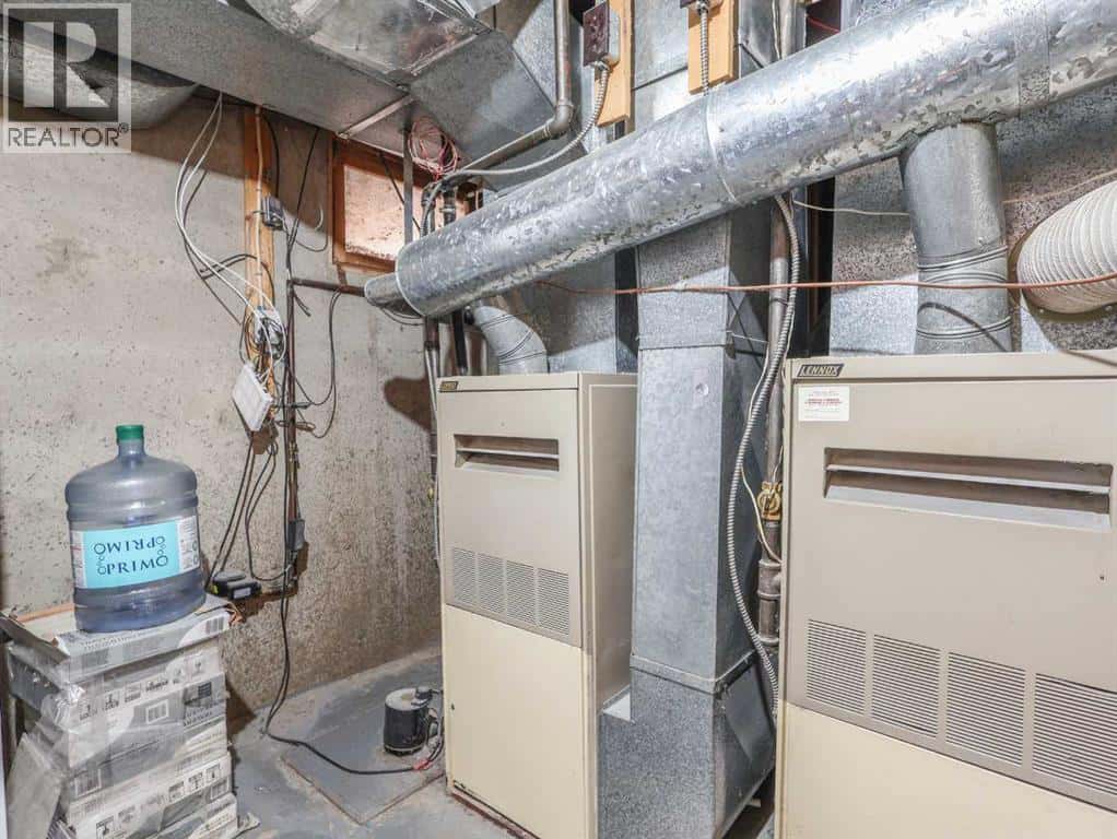 6117 51 Avenue — Stettler, Alberta - Photo 3 of 50