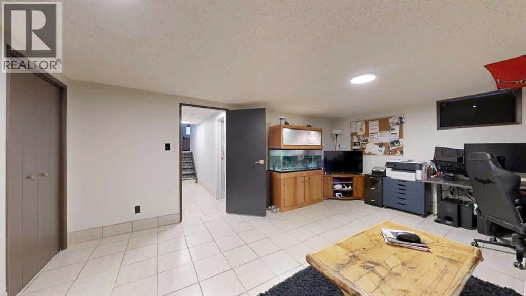 6117 51 Avenue — Stettler, Alberta - Photo 2 of 50