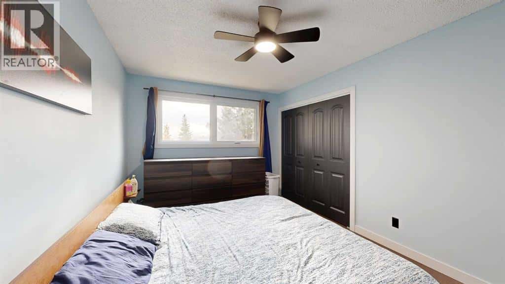 6117 51 Avenue — Stettler, Alberta - Photo 4 of 50