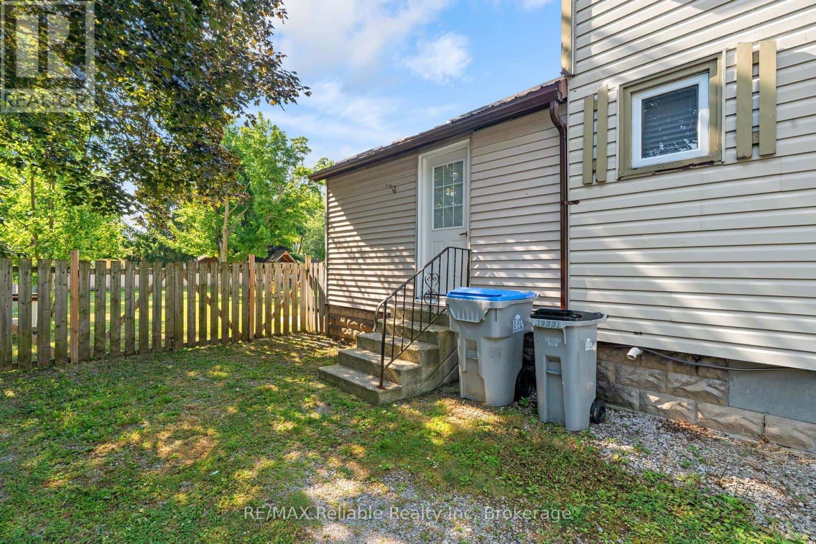 42 WEST WILLIAM STREET — Huron East (Seaforth), Ontario - Photo 3 of 39