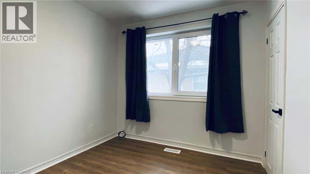 88 LONGFORD Drive — Newmarket, Ontario - Photo 5 of 15