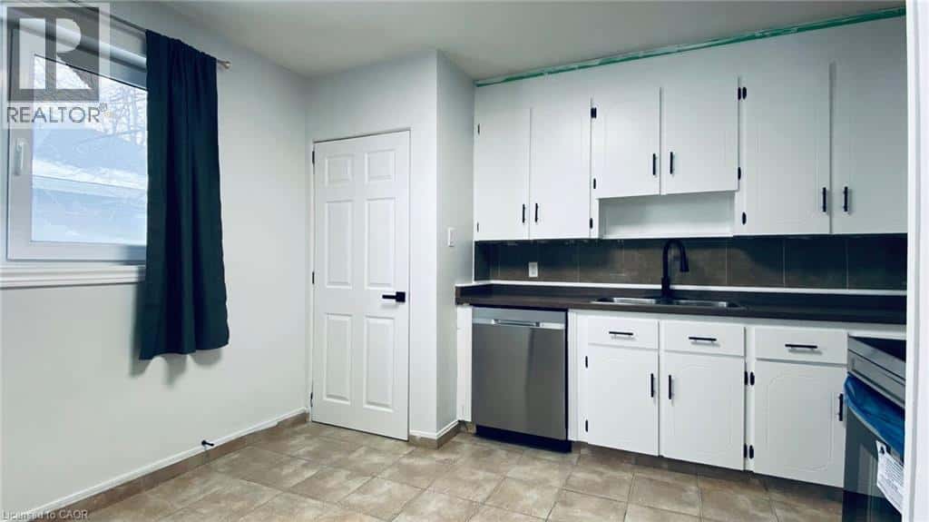 88 LONGFORD Drive — Newmarket, Ontario - Photo 3 of 15