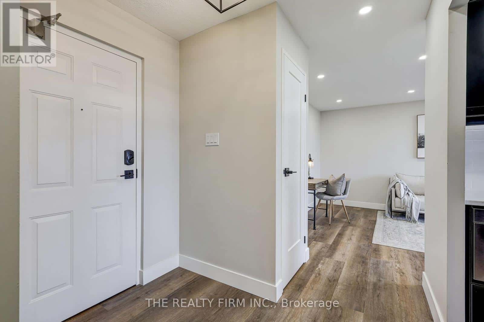 910 - 135 BASELINE ROAD W — London South (South D), Ontario - Photo 2 of 35