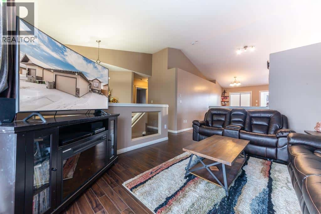 3207 43 Avenue — Lloydminster, Saskatchewan - Photo 3 of 28