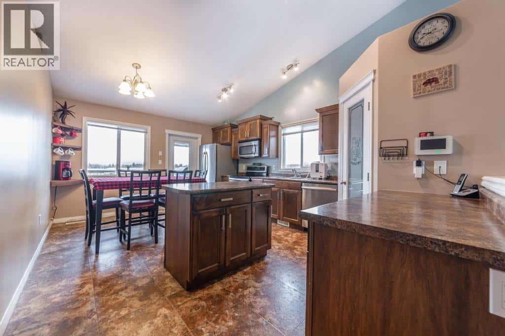 3207 43 Avenue — Lloydminster, Saskatchewan - Photo 5 of 28