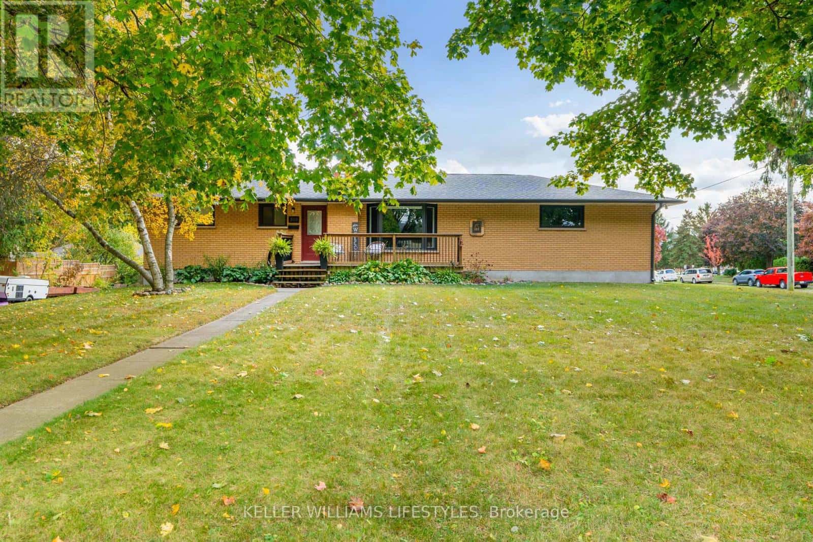 500 SAULSBURY STREET — Strathroy-Caradoc (NW), Ontario - Photo 2 of 50