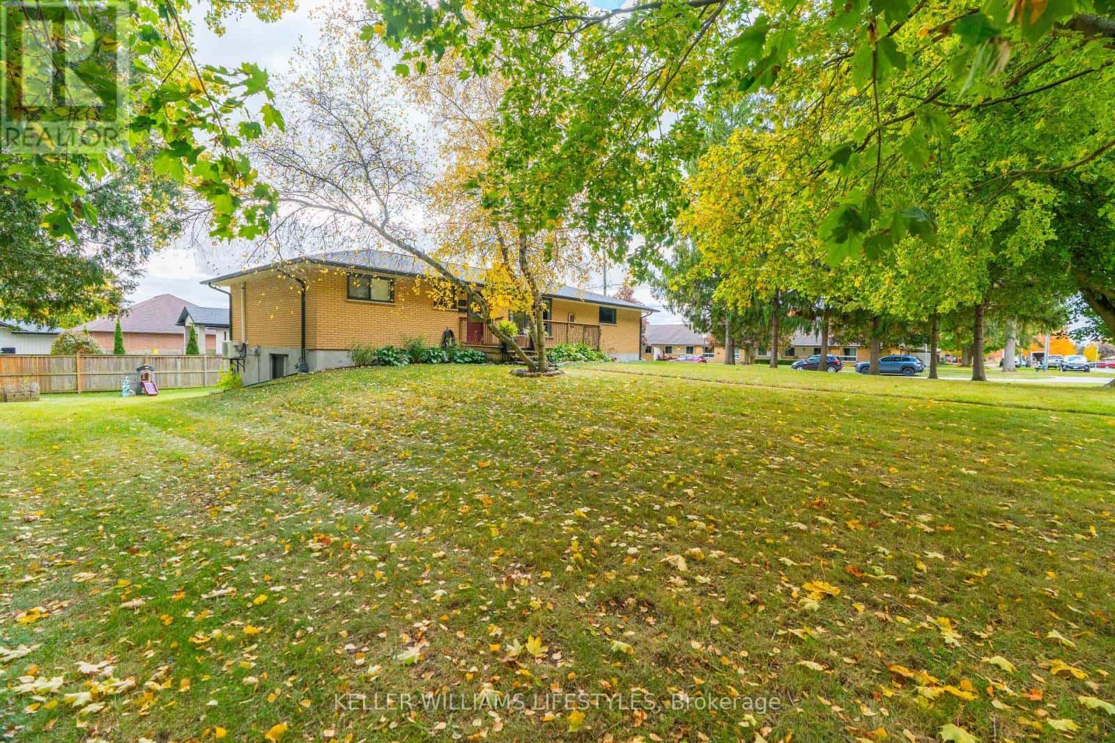 500 SAULSBURY STREET — Strathroy-Caradoc (NW), Ontario - Photo 3 of 50