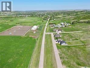 35 Palomino DRIVE — Lumsden, Saskatchewan - Photo 3 of 4