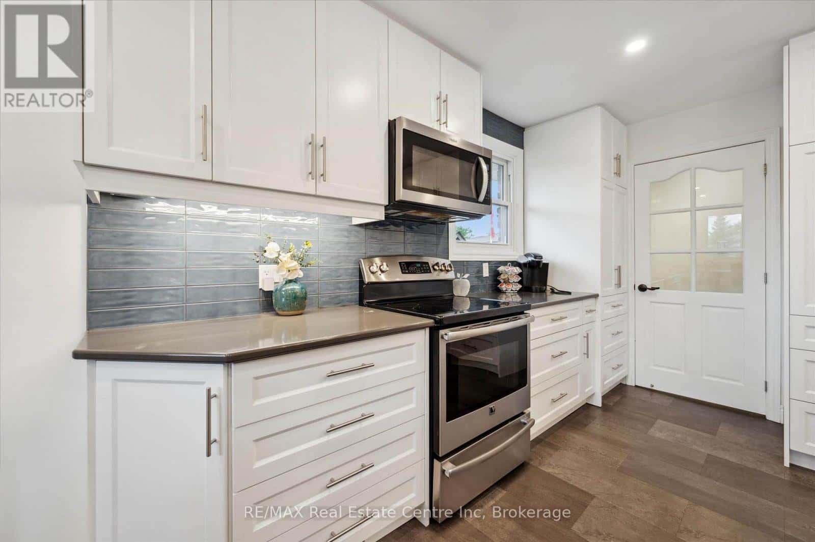 10 VILLA COURT — Hamilton (Templemead), Ontario - Photo 3 of 23