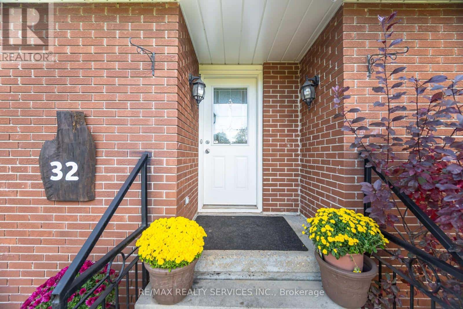 32 CALEDON STREET — Caledon (Alton), Ontario - Photo 4 of 34